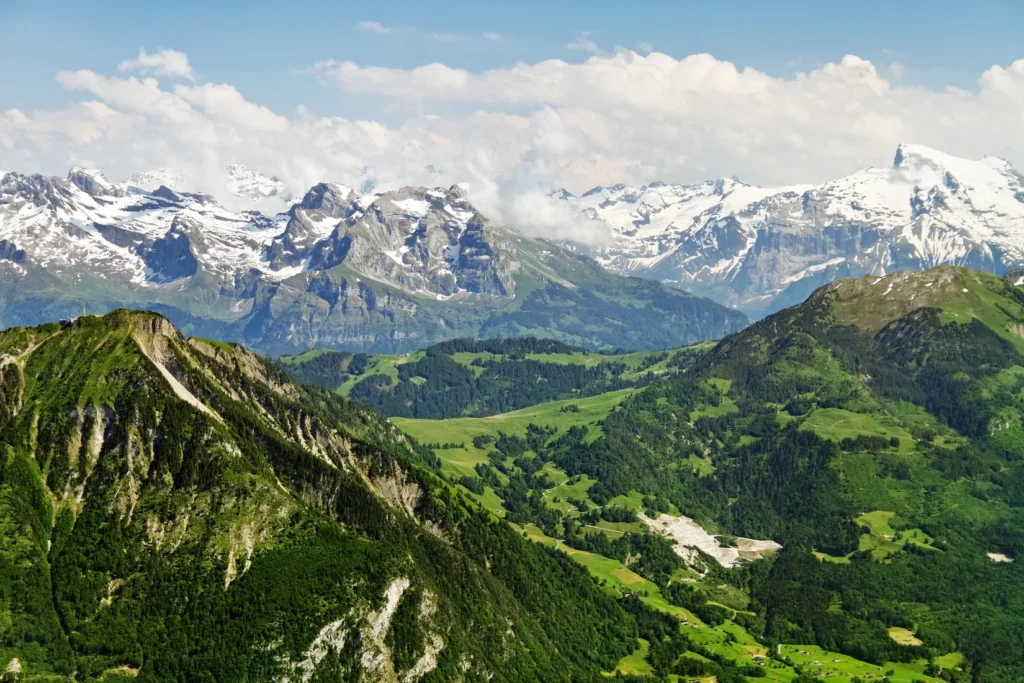 Panorama des Alpes : sommets enneigés et vallées verdoyantes — Annecy