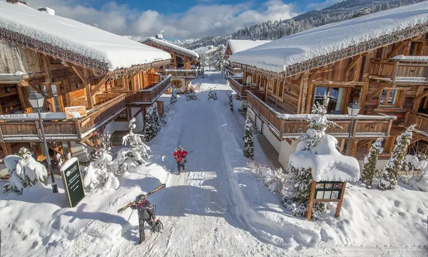 Village de chalets sous la neige, ambiance alpine authentique — Annecy
