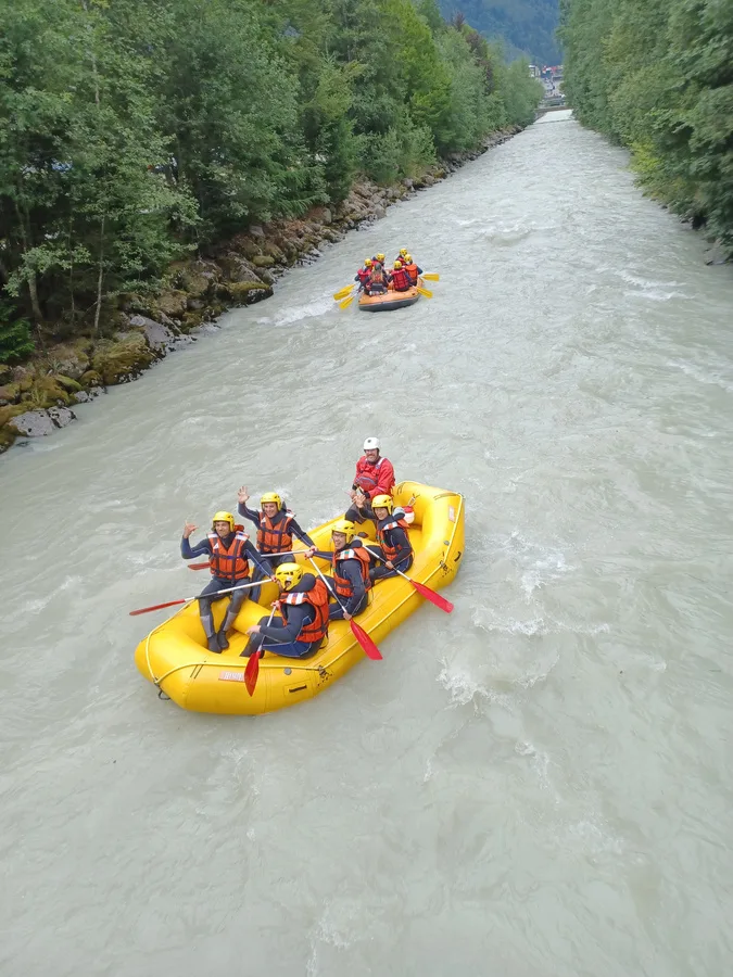 Descente de rivière en rafting au cœur des gorges alpines — Annecy