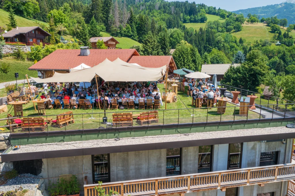 Réception d'entreprise en plein air sur la terrasse d'un chalet d'alpage — Annecy