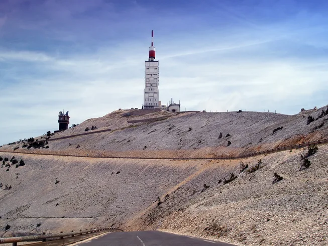 La route menant au sommet du Mont Ventoux et son antenne emblématique — Avignon