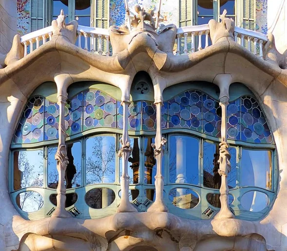 Façade moderniste de la Casa Batlló, incarnation du patrimoine avant-gardiste catalan — Barcelone