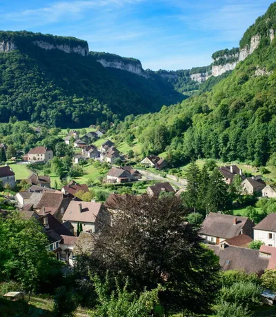 Village niché dans une reculée du Jura, entouré de falaises calcaires et de forêts — Besançon
