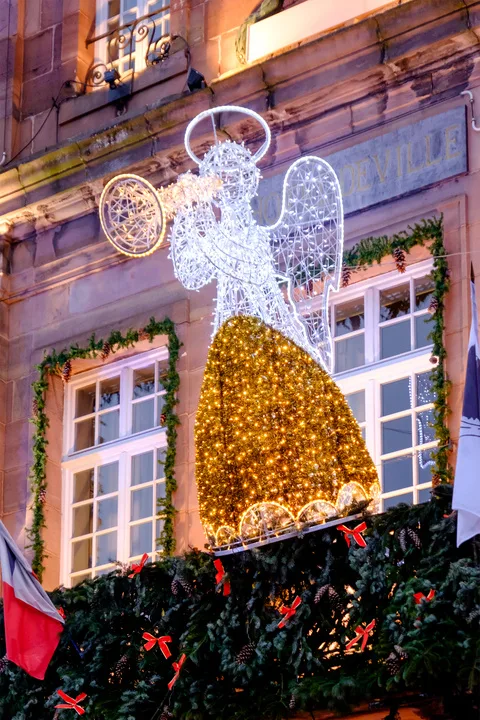 Ange lumineux et décorations de Noël sur la façade d'un hôtel de ville, ambiance des marchés de Noël comtois — Besançon