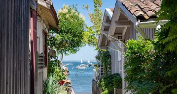 Cabanes ostréicoles ouvertes sur le bassin et ses bateaux — Bordeaux