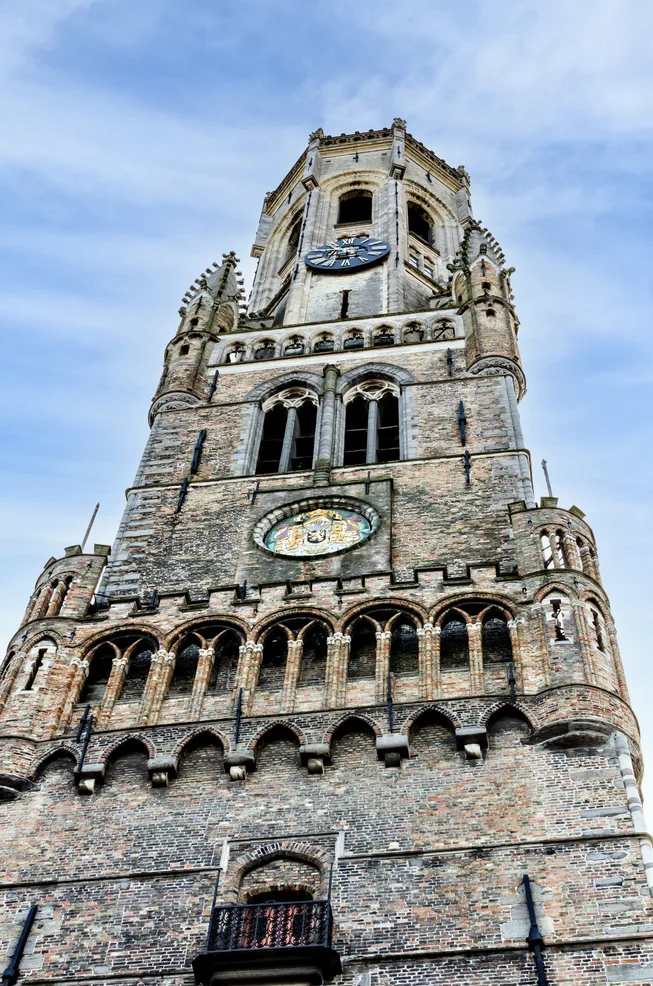 Le beffroi médiéval de Bruges vu en contre-plongée — Bruxelles