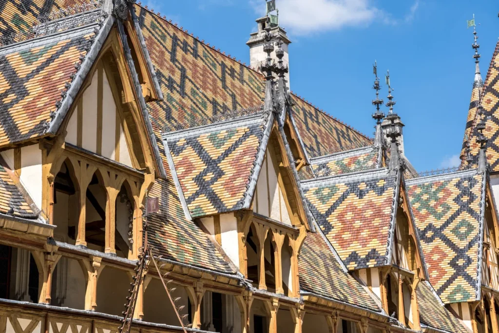 Toitures polychromes et flèches gothiques des Hospices de Beaune sous le ciel bleu — Dijon