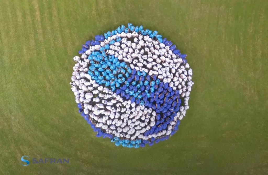 Vue drone d'une fresque humaine circulaire réalisée pour la convention SAFRAN — Fontainebleau