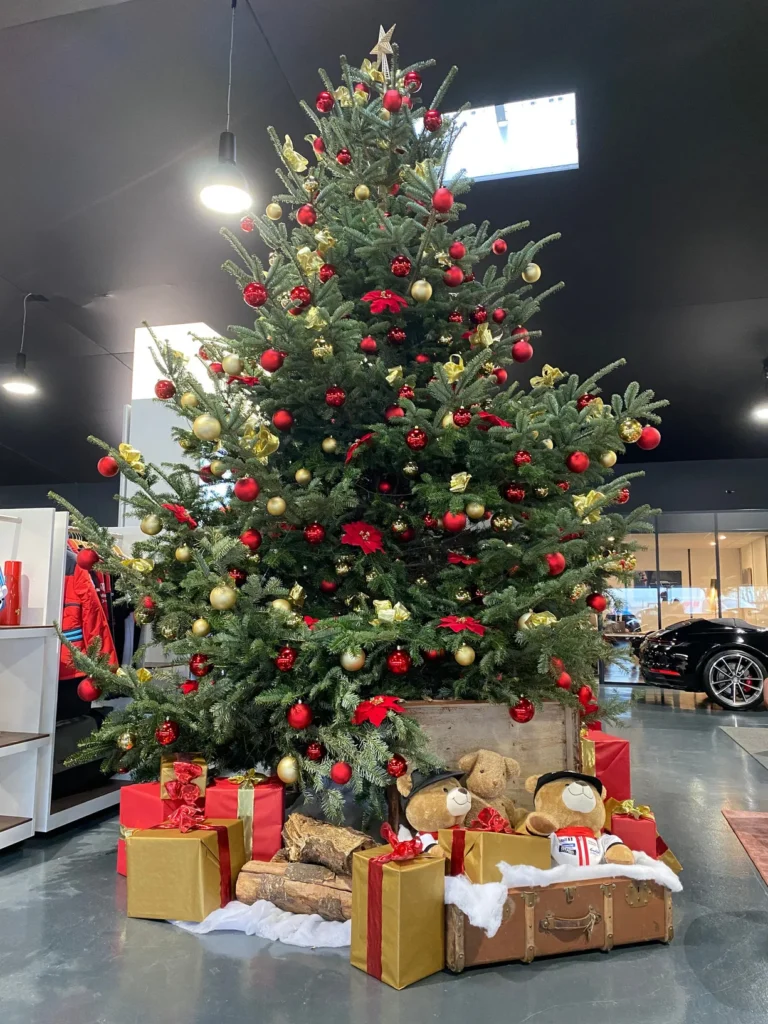 Grand sapin de Noël décoré dans un showroom automobile (décoration de Noël) — Fontainebleau
