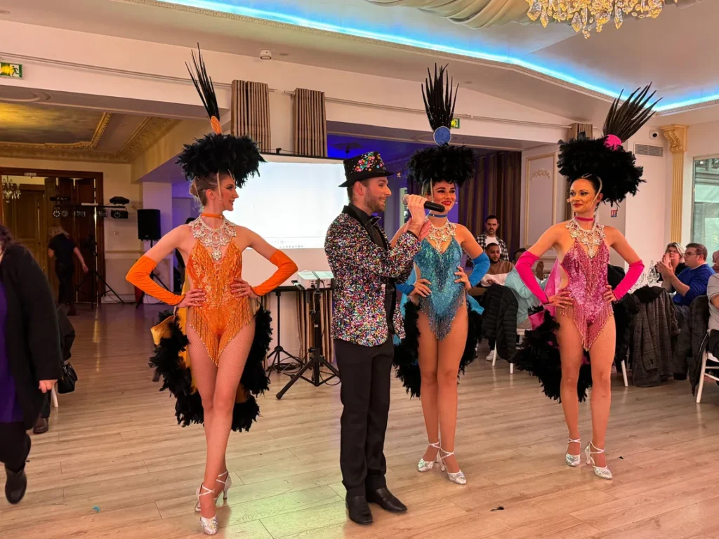 Animation cabaret avec danseuses à plumes lors d'une soirée d'entreprise — Fontainebleau