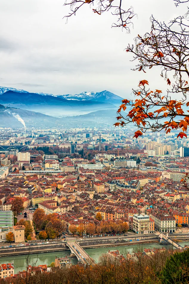 Grenoble aux couleurs d'automne, vue plongeante sur la ville et l'Isère