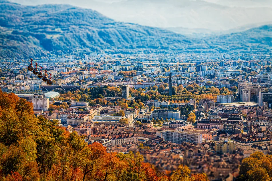 Panorama automnal sur Grenoble, les bulles du téléphérique survolant la ville
