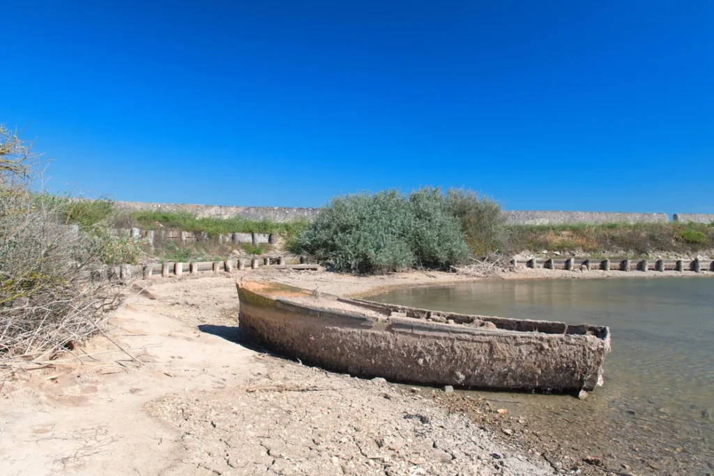 Barque échouée sur le rivage au pied d'anciennes fortifications littorales — La Rochelle