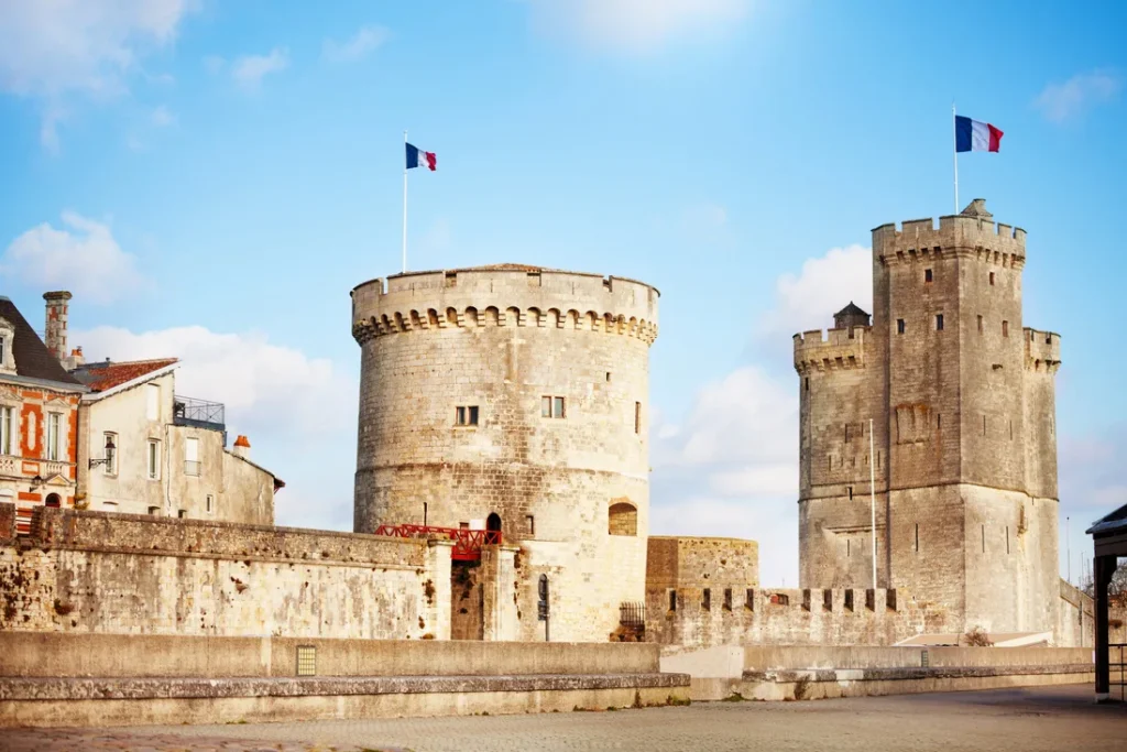 Les tours fortifiées de La Rochelle, drapeaux tricolores au vent, théâtre du rallye pédestre patrimonial