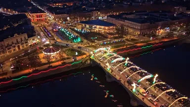Vue aérienne nocturne des Lumières de Laval : pont et quais illuminés