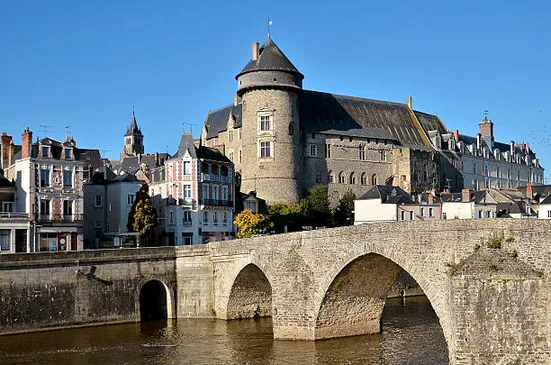 Le Vieux-Château de Laval et le Pont Vieux enjambant la Mayenne