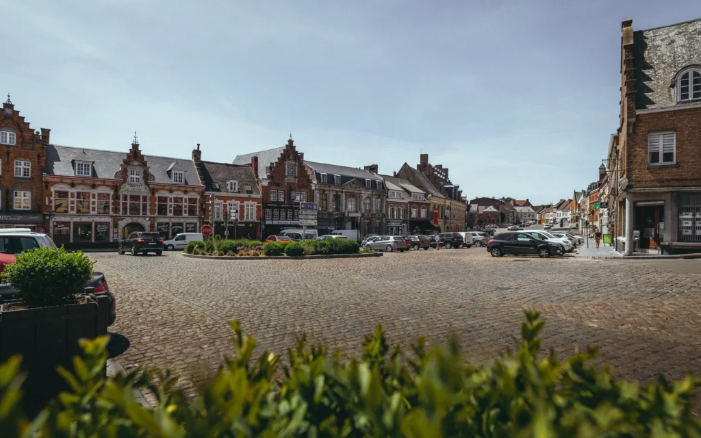 Place pavée et façades à pignons d'un village de caractère flamand — Lille