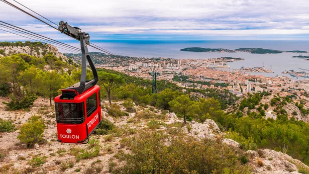 Le téléphérique du Mont Faron surplombant la rade de Toulon — Marseille-Toulon