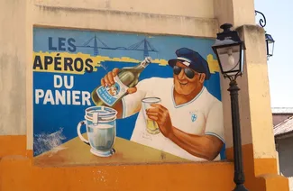 Fresque murale « Les Apéros du Panier », l'art de vivre marseillais dans le quartier du Panier — Marseille-Toulon