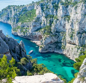 Les eaux turquoise des calanques entre falaises calcaires et pinèdes — Marseille-Toulon