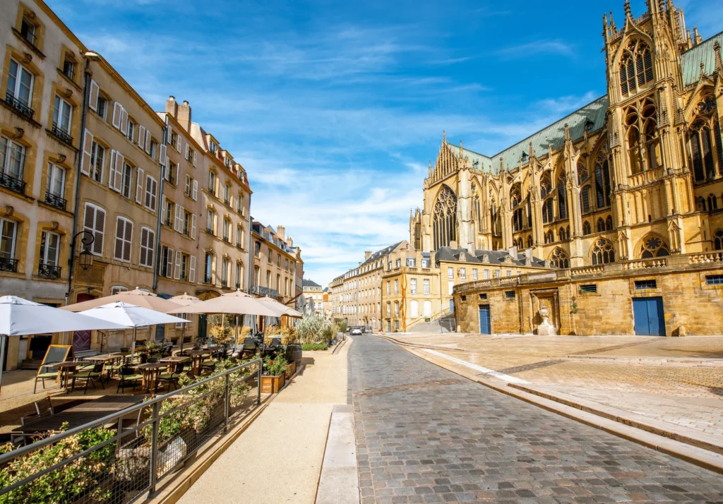 Place pavée au pied de la cathédrale Saint-Étienne de Metz, terrasses ensoleillées — Metz-Nancy