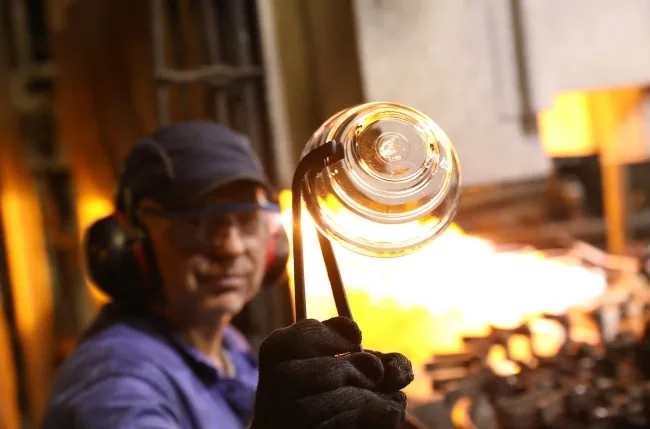 Souffleur de verre au travail, savoir-faire artisanal lorrain — Metz-Nancy