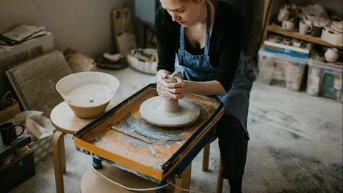 Céramiste façonnant une pièce au tour dans son atelier — Metz-Nancy