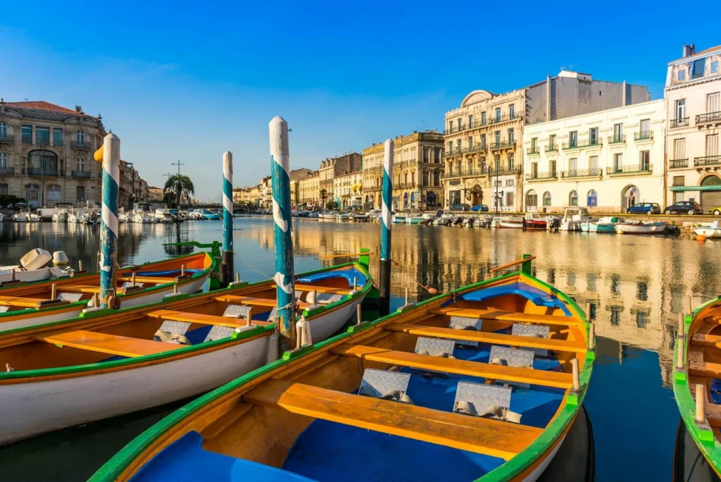 Barques colorées amarrées sur le canal à Sète, au petit matin — Montpellier