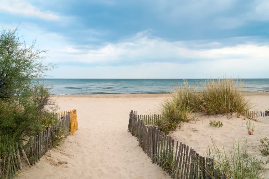 Plage de sable fin bordée de dunes et de ganivelles sur la Méditerranée — Montpellier