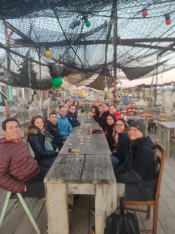 Tablée conviviale dans une cabane de pêcheurs sous les filets, en bord de lagune — Montpellier