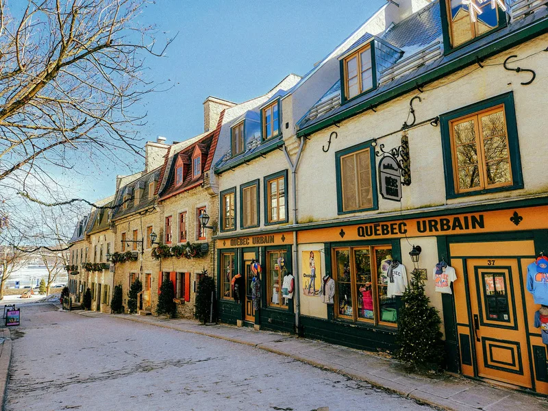 Rue commerçante du Vieux-Québec et ses façades traditionnelles en hiver — Montréal