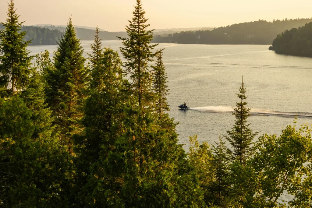Motomarine sur un lac bordé de forêts, ambiance estivale des lacs québécois — Montréal