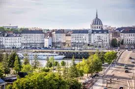 les quais de Loire à Nantes, façades de la ville et verdure au bord du fleuve