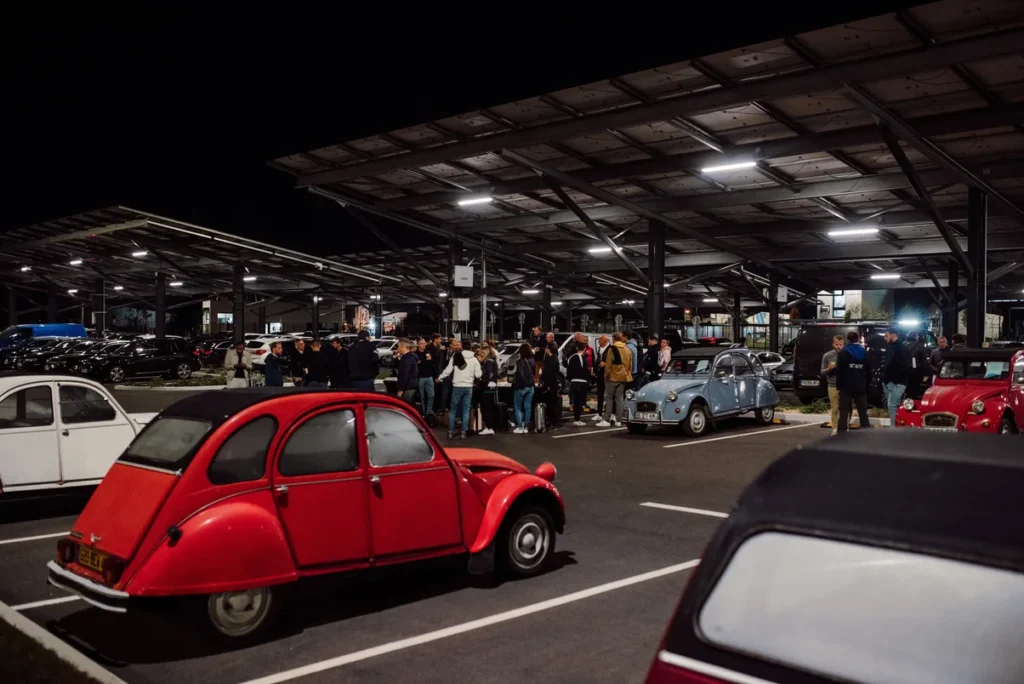soirée événementielle avec 2CV de collection sous les ombrières d'un parking — Nantes
