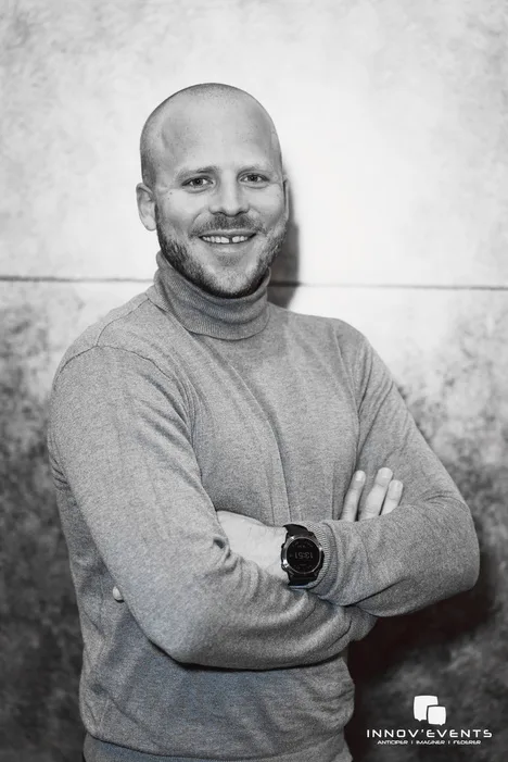 portrait en noir et blanc de Charles Mouquet, expert local INNOV'events — Nantes