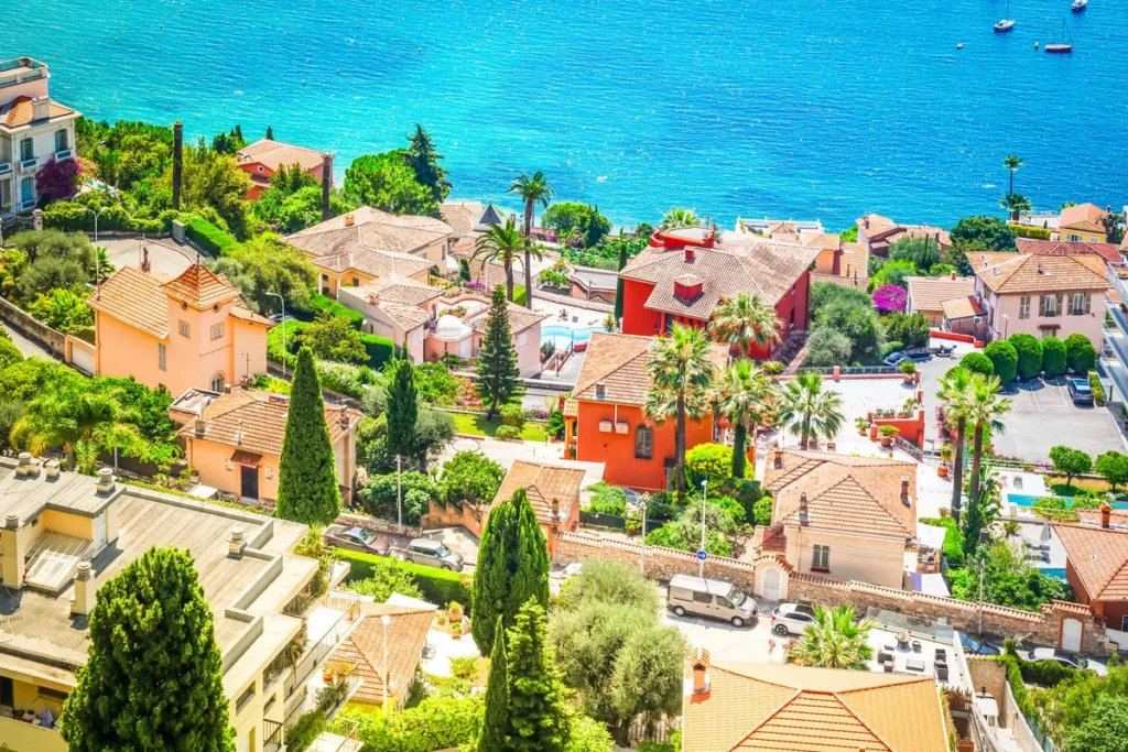 Villas azuréennes aux toits de tuiles surplombant la Méditerranée — Nice