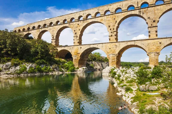 Le Pont du Gard, aqueduc romain à trois niveaux enjambant le Gardon — Nîmes