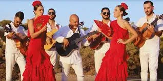 Groupe Gipsy : guitaristes et danseuses en robes flamenco rouges — Nîmes