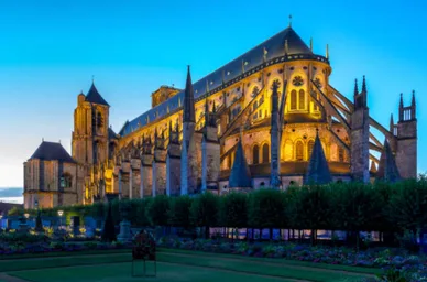 La cathédrale Saint-Étienne de Bourges illuminée à la tombée de la nuit — Orléans-Bourges-Nevers