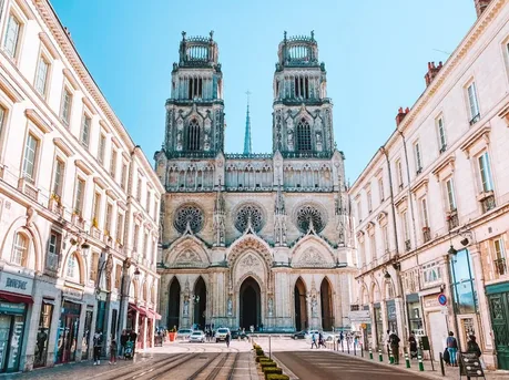 La cathédrale Sainte-Croix d'Orléans vue depuis la rue Jeanne d'Arc — Orléans-Bourges-Nevers