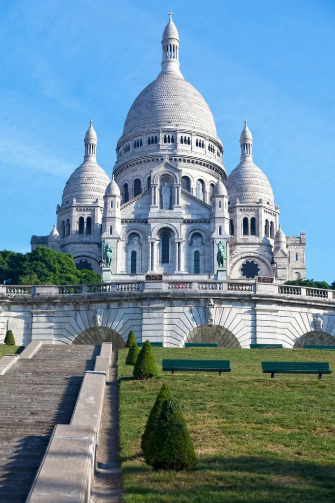La basilique du Sacré-Cœur de Montmartre sous un ciel bleu — Paris