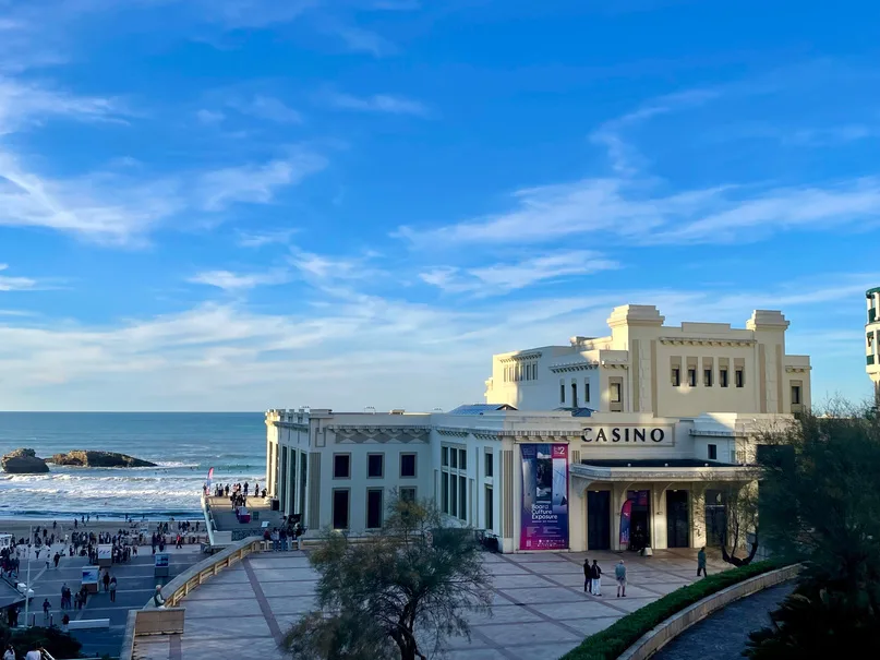 Le Casino de Biarritz face à l'océan Atlantique sous un ciel bleu — Pau