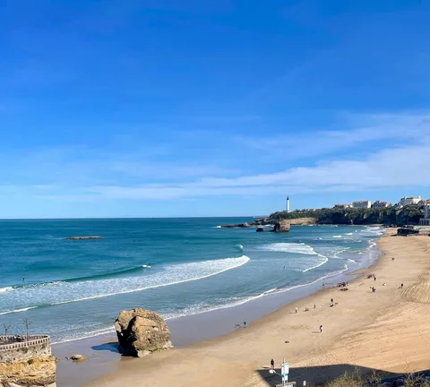 La Grande Plage de Biarritz avec son phare en arrière-plan — Pau