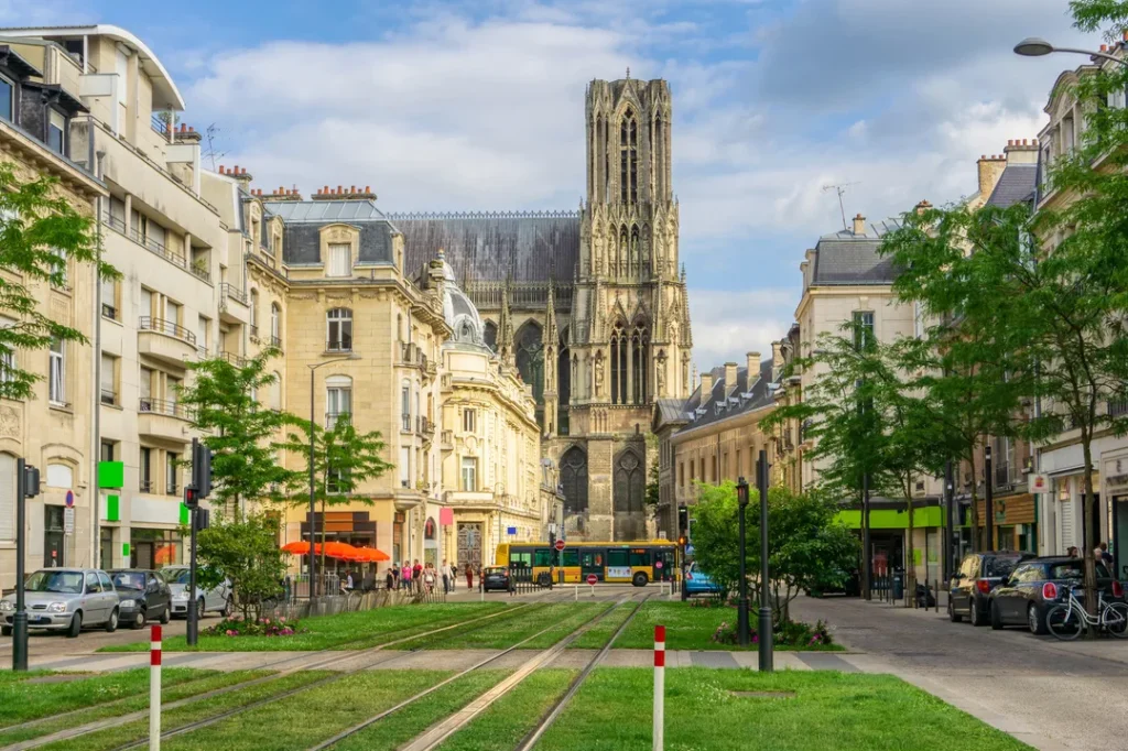 Rue arborée de Reims avec la cathédrale Notre-Dame en arrière-plan