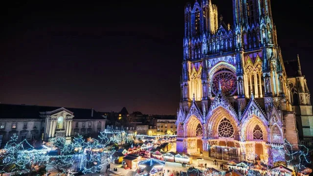 Marché de Noël illuminé au pied de la cathédrale de Reims