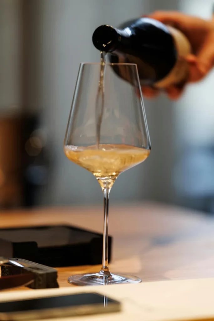 Champagne versé dans un verre à pied lors d'une dégustation — Reims