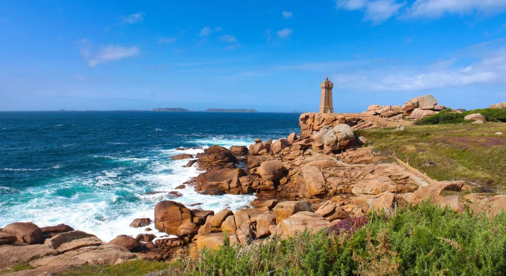 Le phare de Ploumanac'h sur la côte de granit rose, emblème des côtes bretonnes du GR34 — Rennes