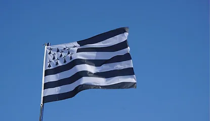 Le Gwenn ha Du, drapeau breton, flottant sur ciel bleu — Rennes