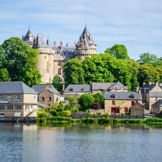 Le château de Combourg et son village au bord du lac, patrimoine de caractère breton — Rennes