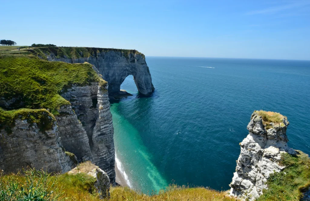 Les falaises de craie d'Étretat et leur arche naturelle au-dessus d'une eau turquoise — Rouen